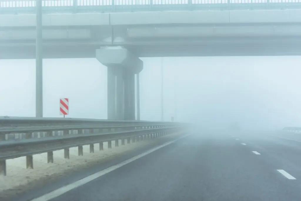 Avertisment de trafic: Ceață densă pe autostrăzi, vizibilitate redusă și risc de accidente