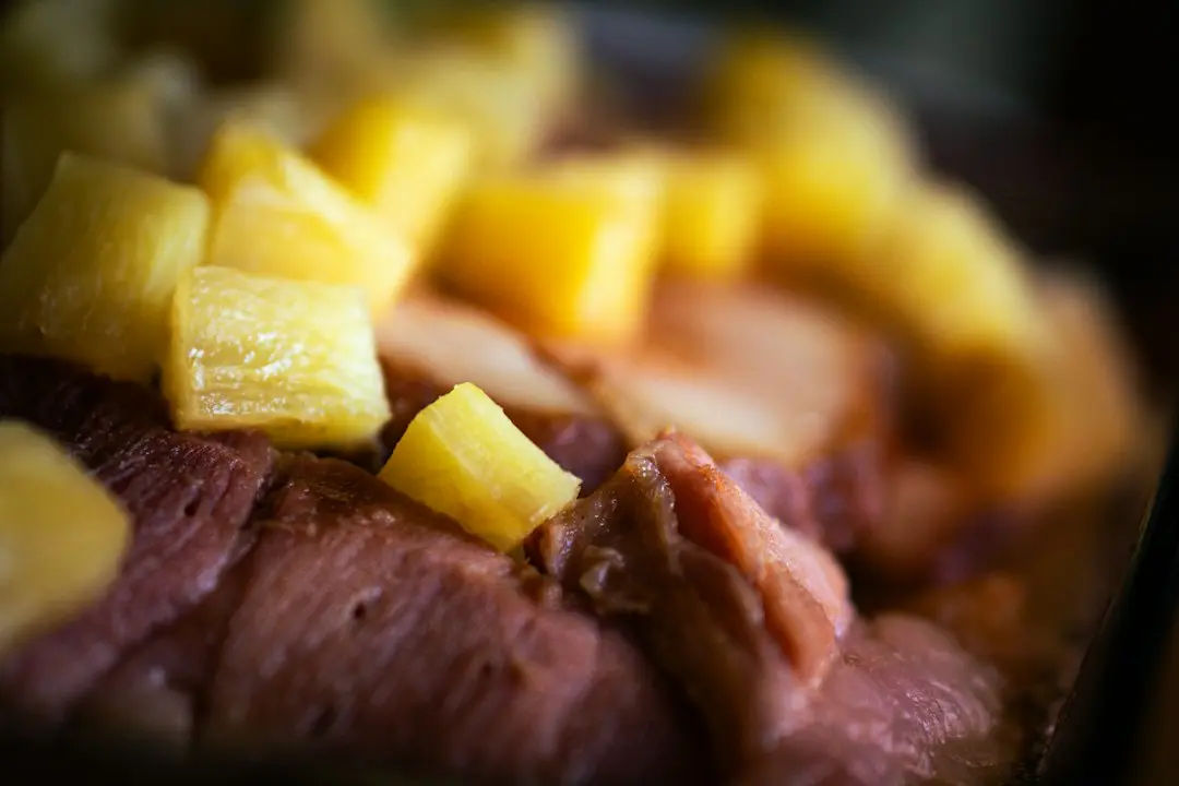 Ceafă de porc cu ananas la cuptor: echilibrul dulce-acrișor perfect pentru cină