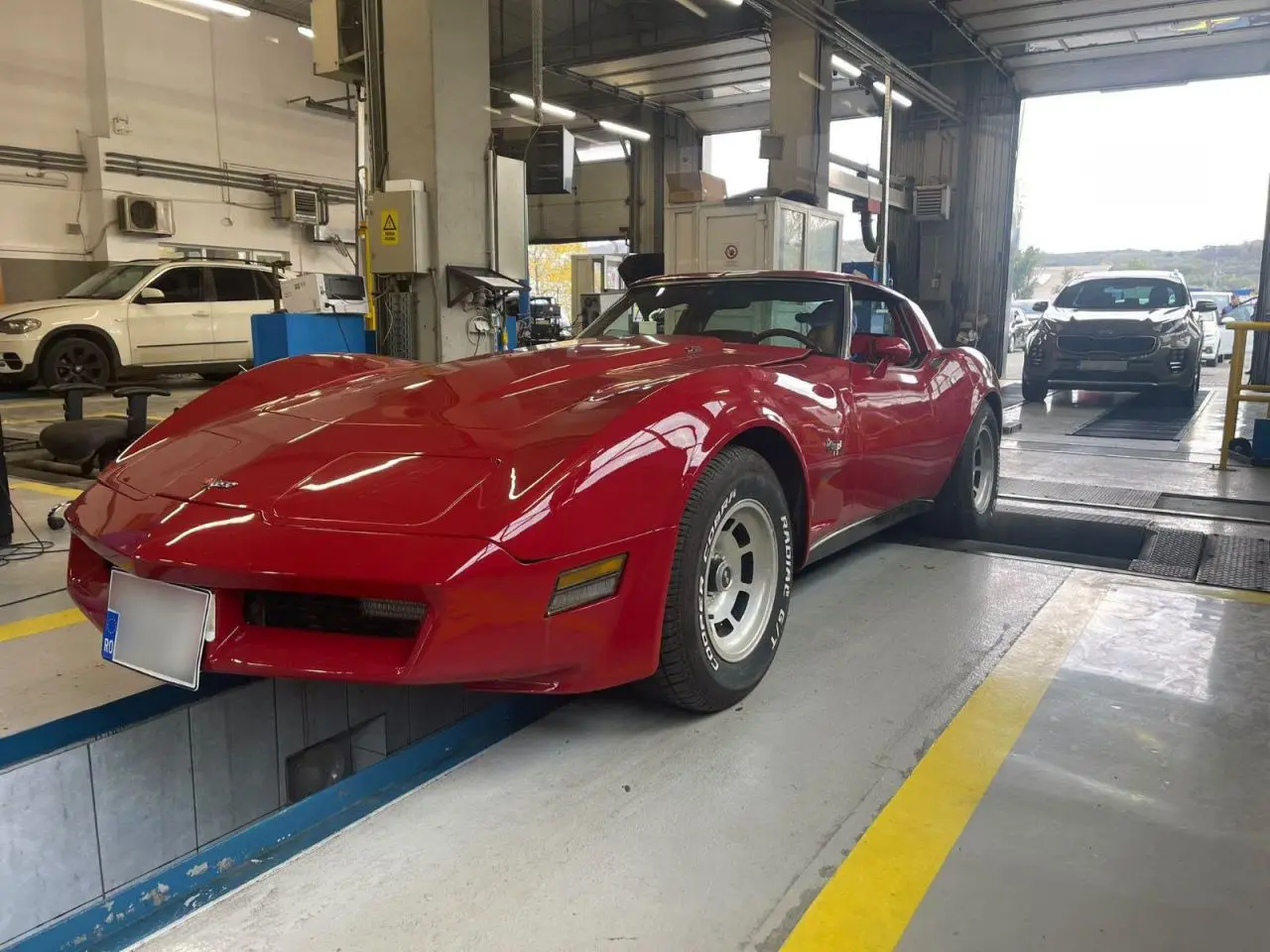 Chevrolet Corvette C3 din 1979, fotografiat de Registrul Auto Rar Iași