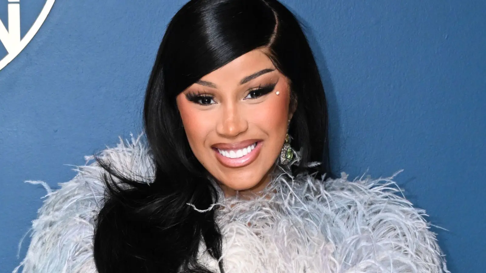 Copacul de Crăciun al lui Cardi B este un studiu în decor monocromatic de 2026