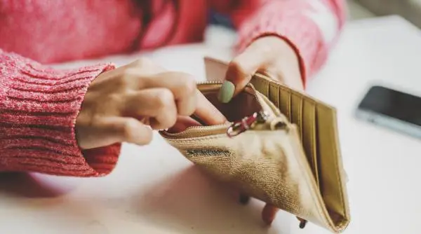 Criza consumului lovește micile afaceri: patronii aduc bani de acasă