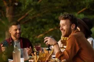 Cum să răspunzi când prietenii te invită la o vizită neașteptată
