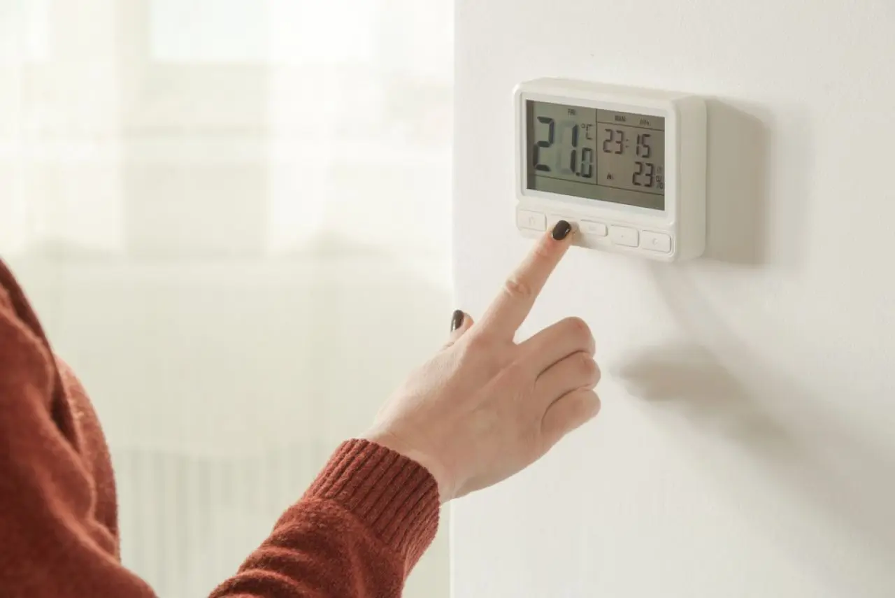 Cum să setezi termostatul toamna pentru a reduce facturile la încălzire în timpul iernii