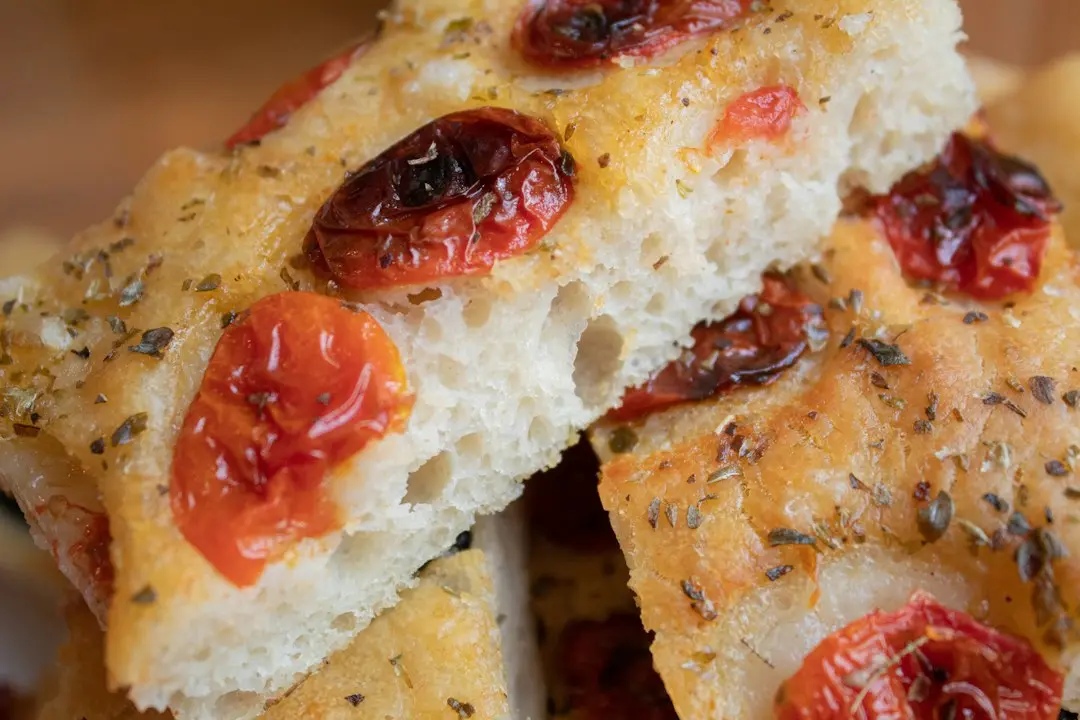 Focaccia pufoasă și plină de bule, fără fermentare: rețetă video