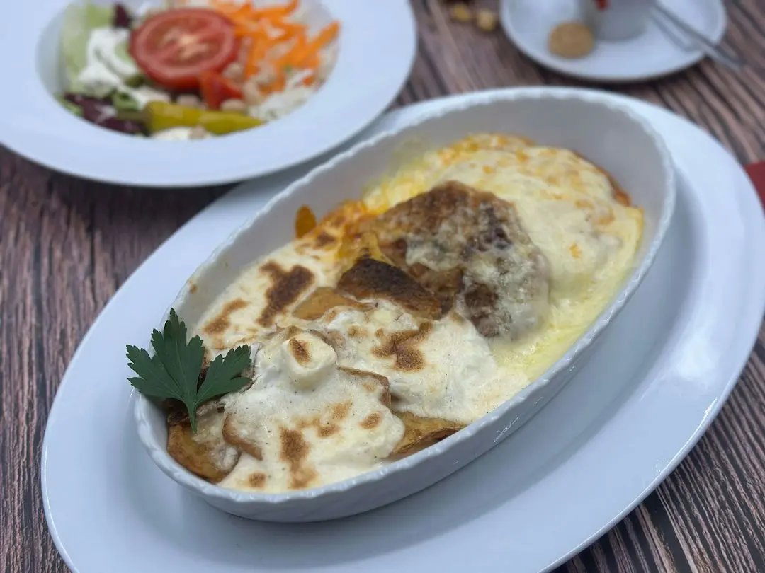 Gratin cremos de varză de Bruxelles și cartofi
