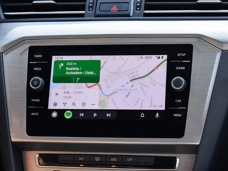 Inteligența artificială Gemini ajunge în sfârșit pe Apple CarPlay