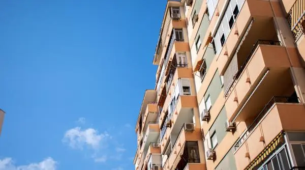 Impozit dublu pe balcoanele neautorizate: ce prevede noul Cod de Urbanism