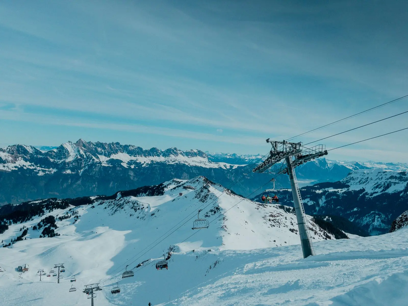 Prețurile skipass 2026‑2027: costul unui sejur de șase zile la Poiana Brașov și alte stațiuni europene