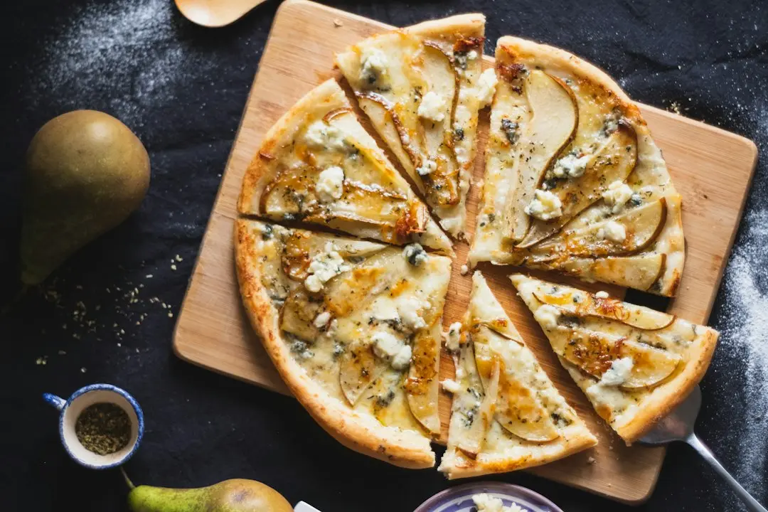 Prune la cuptor cu gorgonzola și nuci: aperitiv rapid și gustos