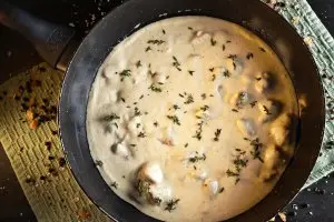 Pui fraged în sos cremos de smântână, usturoi și parmezan
