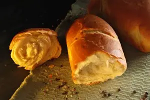 Rețetă de pâine de casă cu smântână pentru un miez extrem de pufos