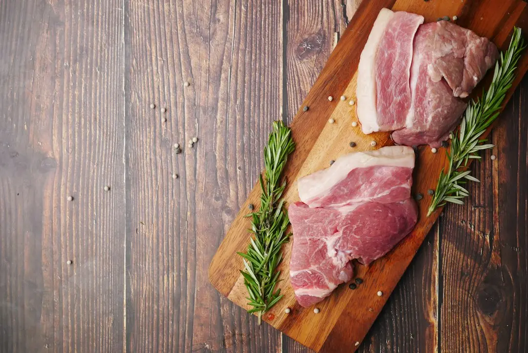 Ruladă de porc umplută cu cârnați și ciuperci la cuptor