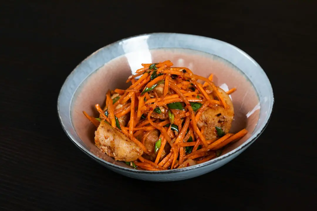 Salată Asiatică de Morcovi și Castraveți: Gust Intens în 5 Minute