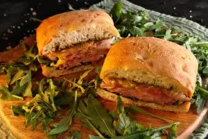 Sandviș cald cu mortadella, cașcaval topit și pesto