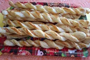 Sărățele cu telemea: rețetă rapidă din trei ingrediente