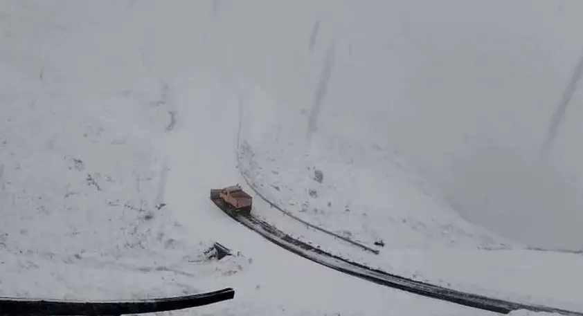 Traficul închis pe Transfăgărașan din cauza ninsoarei și ceaței