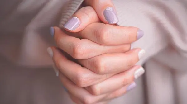 Trucul dermatologilor: vaselină și mănuși de bumbac pentru mâini hidratate peste noapte
