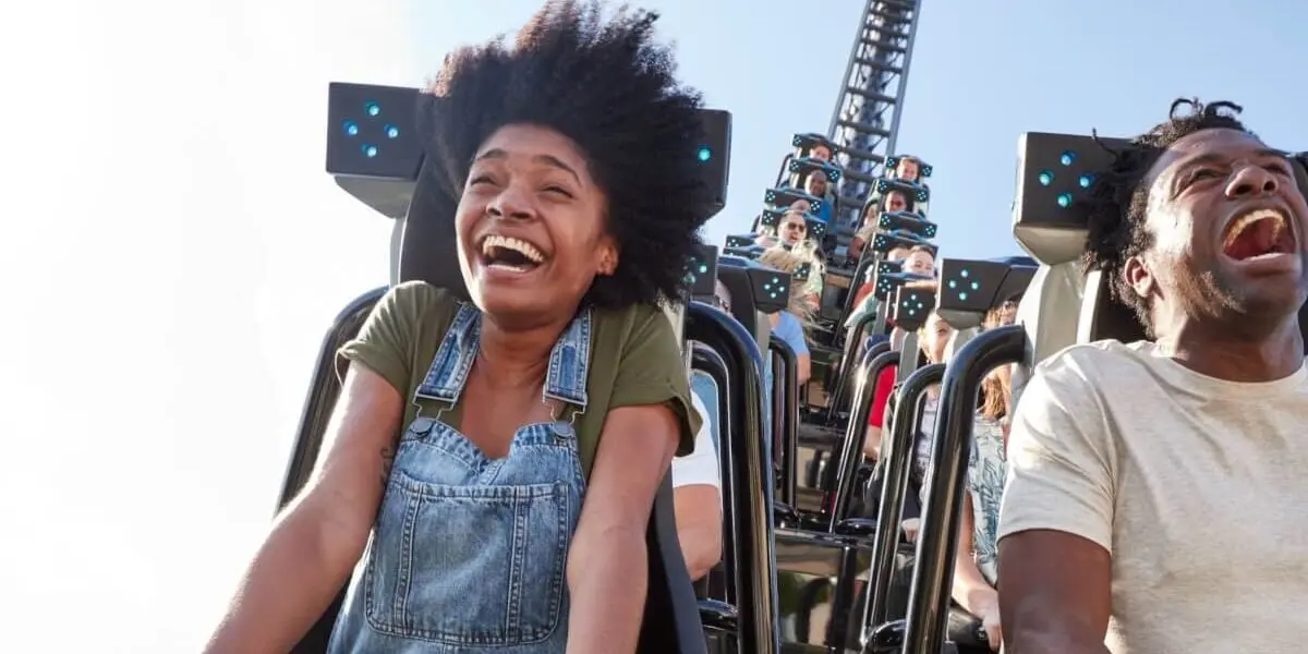 Universal Orlando: Adio cozii speciale pentru singuri la VelociCoaster