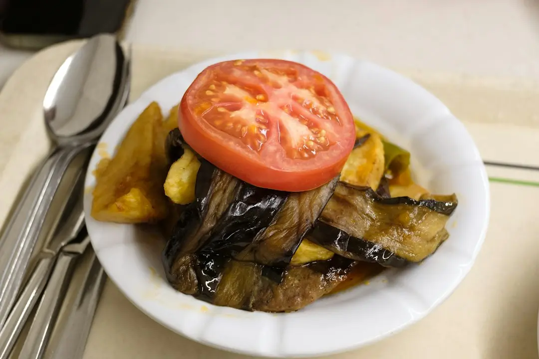 Vinete coapte cu sos de iaurt și usturoi rețetă delicioasă